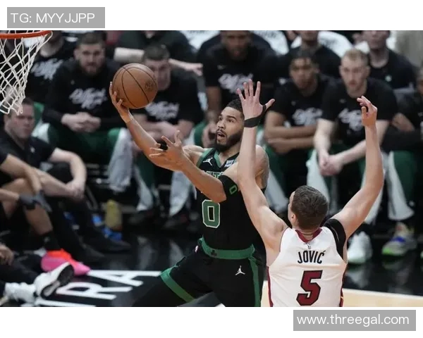 迈阿密热火与费城76人激战正酣谁将赢得这场季后赛巅峰对决